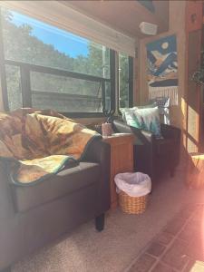 Cozy Hualapai Mountain Escape Firepit Trails and Stars