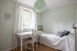 Skärgårdshus med brygga och bastu nära Stockholm