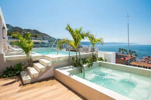Romantic Zone Condo with Rooftop Pool 2 Min Beach