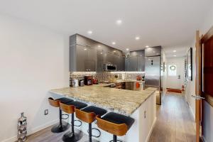Mariners Court - 4 Laurel St Unit 219