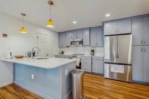 Sea Colony five3066 Lakeshore Ct