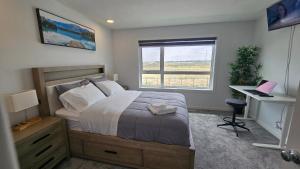 3 Bedroom Modern Luxury House - Family Friendly, 3 Queen Beds, Free Wi-Fi, and Free Parking