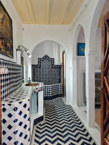 DIALI, Casa con patio y azotea con vistas al mar en la medina de Asilah