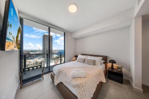 34th Floor Waterfront Sky Oasis - Pool & Gym
