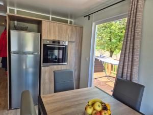 Vrijstaand luxe 6-persoons chalet met beschut en ruim terras aan het meer
