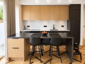 Stylish City Center Apartment with Parking