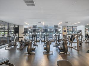 FIFA CN tower lakeshore condo 1masterbedroom plus1den 2br1b with parking