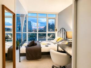 FIFA CN tower lakeshore condo 1masterbedroom plus1den 2br1b with parking