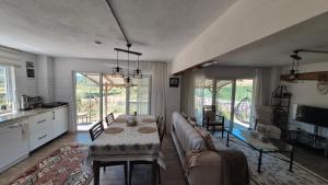 Assos Egedebirnefes Kır Evi