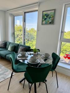 Olive Unit Wimbledon - 2BR Deluxe Apartment with Gym, Cinema, Work Area & Games Room