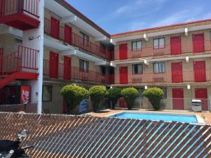 Cloud 9 Inn - Beach Hotel