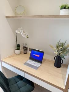 Luxury Flat Sleeps 4 Parking Gym Workspace