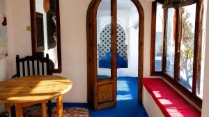 DIALI, Casa con patio y azotea con vistas al mar en la medina de Asilah