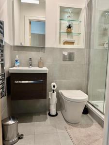 Olive Unit Wimbledon - 2BR Deluxe Apartment with Gym, Cinema, Work Area & Games Room