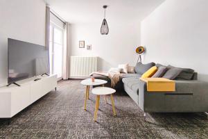Exclusive 85 qm Wohnung, offener Loft-Charakter, 24-Std Check-In, separater Eingang, Parkplatz, 6 Personen, 3 Schlafzimmer, Familien- Geschäftswohnung, WLAN