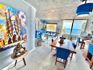 Espectacular Apto remodelado, de lujo y a pie de Playa con vista al mar