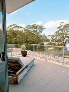 Penthouse by the Bay - Husky beachfront