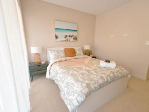 Penthouse by the Bay - Husky beachfront
