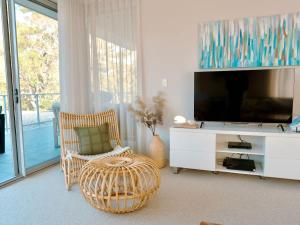 Penthouse by the Bay - Husky beachfront