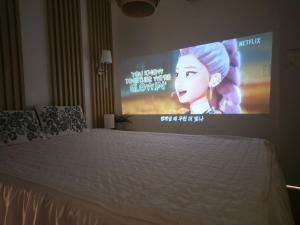 Gyeongbokgung 8 Min by Bus ㅣFree Birthday Anniversary Decor ㅣ Private Apt near a Korean Traditional Market Street Food ㅣ