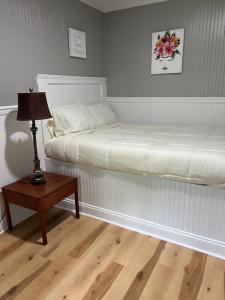 Brooklyns Cozy Apartment Pets Welcome Close to Airport
