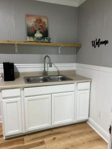 Brooklyns Cozy Apartment Pets Welcome Close to Airport