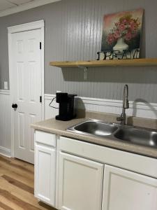 Brooklyns Cozy Apartment Pets Welcome Close to Airport