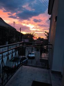 Nikos Place