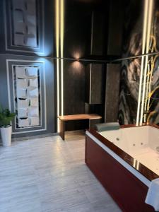 Regim Hotel Hanea jacuzzi in camera,piscina exterioara si sauna comuna