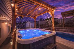 Arcade Lounge with Pool, Spa, Billiards near the Vegas Strip!