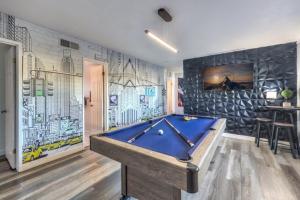 Arcade Lounge with Pool, Spa, Billiards near the Vegas Strip!