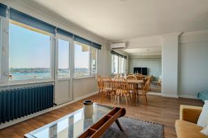 Spacious Sea View Family Suite in Managed Aparthotel with Balcony