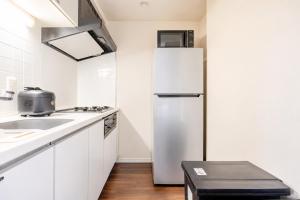 Sleeps 6 Apartment, Direct to Shinjuku & Shibuya, Disney Bus, 24H Supermarket 1min