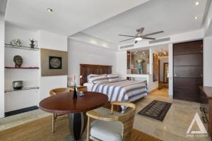 Two Bedroom Apartment with Ocean and City View by Eudy