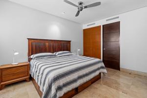 Two Bedroom Apartment with Ocean and City View by Eudy