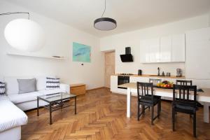 Spacious & bright apartment in city center