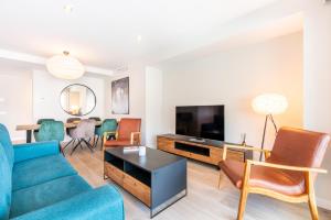 Cala Serena - 3-bedroom modern apartment situated in La Cala de Mijas