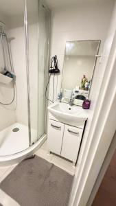 Modern Solo Room, Quiet Workspace & Comfy Bed