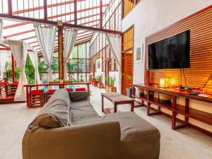 Uva Blue Villas - Pool House - AC, 3 Ensuite bedrooms, 8 guests, Koi Fish Pond