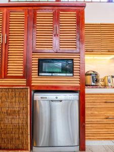 Uva Blue Villas - Pool House - AC, 3 Ensuite bedrooms, 8 guests, Koi Fish Pond