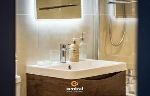 Cleppy Road - Unique & Stylish 2 Bedroom - 2 Bathroom - Sleeps 4 - Ground Floor - Free Street Parking