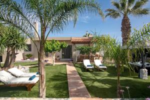Villa Sofoklis - local retreat with jacuzzi!