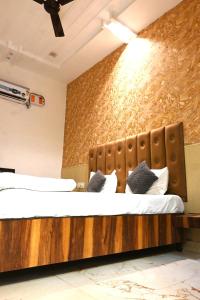 Hotel Embassy In - 200 Mtrs - Near Golden Temple
