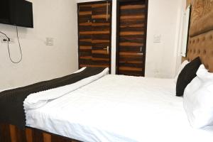 Hotel Embassy In - 200 Mtrs - Near Golden Temple