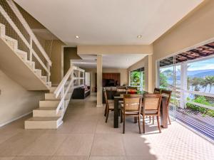 Casa Beira-Mar com Praia Privativa e Piscina