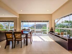 Casa Beira-Mar com Praia Privativa e Piscina