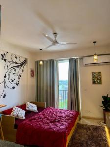 The LaRa studio Cosy balcony with airport view