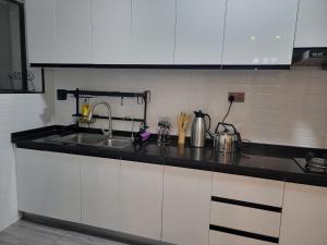 elegant executive three bedroom apartment with amazing city views,swimming pool,fully equipped gym and close proximity to major shopping malls and restaurants