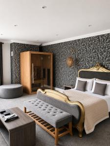 The Popinjay Hotel