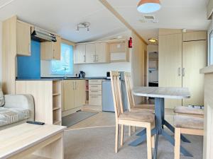Forest Edge - Uk51739